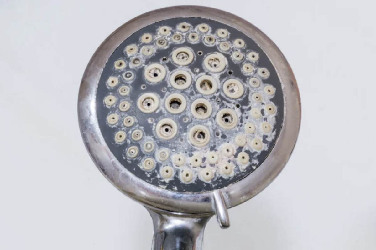 Per mantenere i rubinetti splendenti è importante agire con costanza e utilizzare gli strumenti giusti. Un panno in microfibra