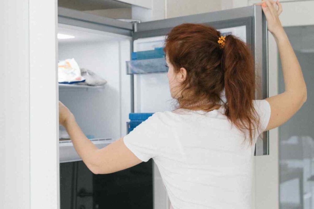 Lo stanno facendo tutti: con solo un foglio di stagnola il tuo freezer si libera dal ghiaccio, ecco come