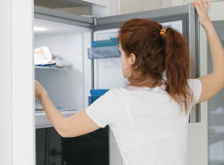 Lo stanno facendo tutti: con solo un foglio di stagnola il tuo freezer si libera dal ghiaccio, ecco come